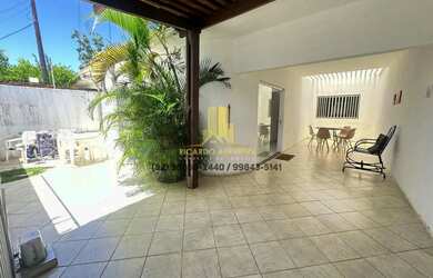 Imagem: A casa possui 3 Dormitórios, 2 Banheiros, 2 Vagas na garagem