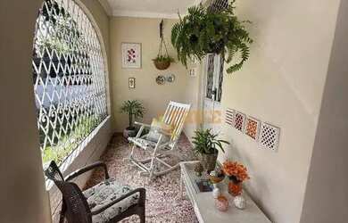 Imagem: A casa possui 4 Dormitórios, 1 Banheiro, 3 Vagas na garagem