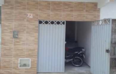 Imagem: A casa possui 4 Dormitórios, 2 Banheiros, 1 Vaga na garagem