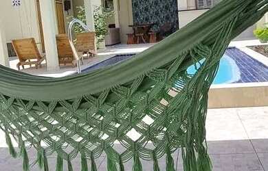 Imagem: A casa possui 3 Dormitórios, Acomodam 12 pessoas, 3 Vagas na