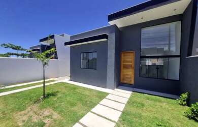 Imagem: A casa possui 3 Dormitórios, 2 Banheiros, 2 Vagas na garagem