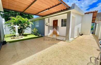 Imagem: A casa possui 3 Dormitórios, 2 Banheiros, 1 Vaga na garagem