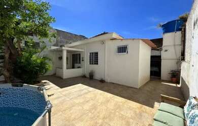 Imagem: A casa possui 5 Dormitórios, 5 Banheiros, 4 Vagas na garagem