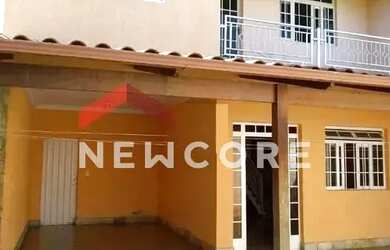 Imagem: A casa possui 4 Dormitórios, 2 Banheiros, 3 Vagas na garagem