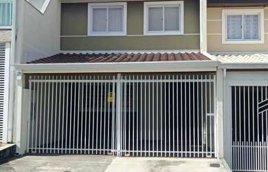 Imagem: A casa possui 3 Dormitórios, 2 Banheiros, 1 Vaga na garagem