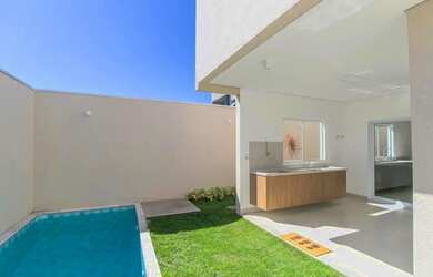 Imagem: A casa possui 3 Dormitórios, 4 Banheiros, 2 Vagas na garagem