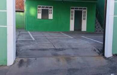 Imagem: A casa possui 2 Dormitórios, 1 Banheiro, 2 Vagas na garagem