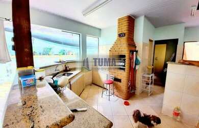 Imagem: A casa possui 3 Dormitórios, 2 Banheiros, 2 Vagas na garagem