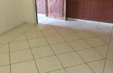 Imagem: A casa possui 2 Dormitórios, 2 Banheiros, 2 Vagas na garagem