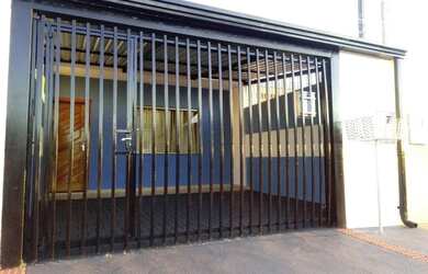 Imagem: A casa possui 2 Dormitórios, 2 Banheiros, 2 Vagas na garagem