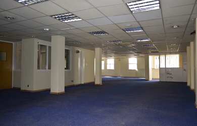 Imagem: O depósito possui 1 Vaga na garagem, 376m² de Área e está