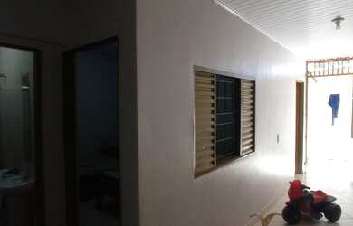 Imagem: A casa possui 3 Dormitórios, 2 Banheiros, 1 Vaga na garagem