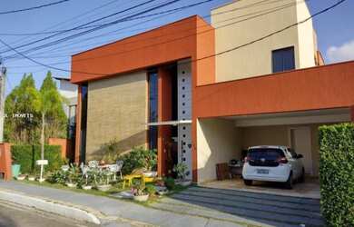 Imagem: A casa possui 4 Dormitórios, 5 Banheiros, 2 Vagas na garagem