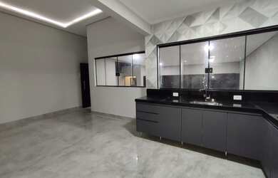 Imagem: A casa possui 3 Dormitórios, 2 Banheiros, 2 Vagas na garagem