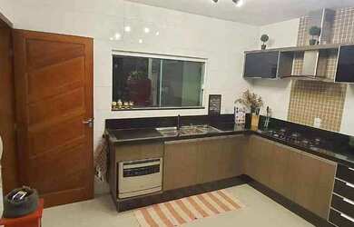 Imagem: A casa possui 3 Dormitórios, 3 Banheiros, 2 Vagas na garagem