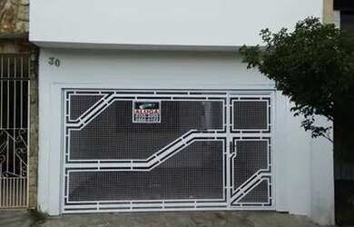 Imagem: A casa possui 3 Dormitórios, 1 Banheiro, 2 Vagas na garagem