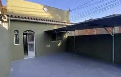 Imagem: A casa possui 3 Dormitórios, 2 Banheiros, 1 Vaga na garagem