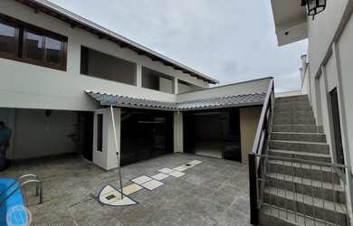 Imagem: A casa possui 5 Dormitórios, 4 Banheiros, 3 Vagas na garagem