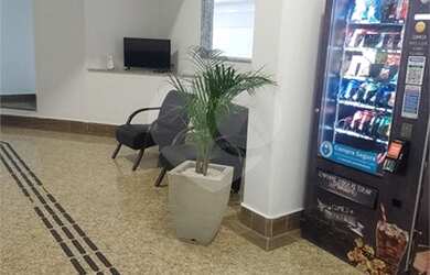 Imagem: O apartamento possui 1 Dormitório, 1 Banheiro, 1 Vaga na garagem