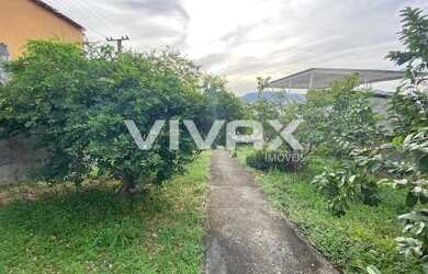 Imagem: A casa possui 4 Dormitórios, 2 Banheiros, 5 Vagas na garagem