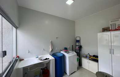 Imagem: A casa em condomínio possui 3 Dormitórios, 1 Banheiro, 4 Vagas