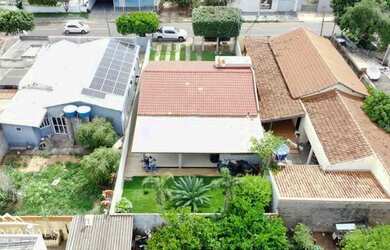 Imagem: A casa possui 2 Dormitórios, 1 Banheiro, 155m² de Área e