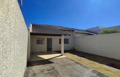 Imagem: A casa possui 3 Dormitórios, 2 Banheiros, 2 Vagas na garagem