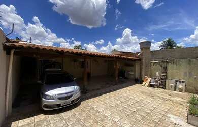 Imagem: A casa em condomínio possui 4 Dormitórios, 2 Banheiros, 3