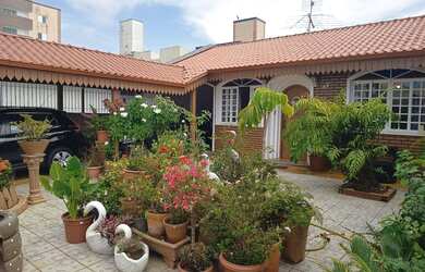 Imagem: A casa e possui 4 Dormitórios, Suítes, 3 Banheiros, 3 Vagas