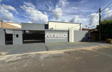 Imagem: A casa possui 3 Dormitórios, 3 Banheiros, 2 Vagas na garagem