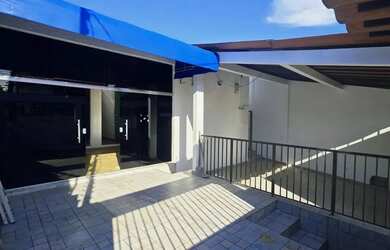 Imagem: A casa possui 3 Dormitórios, 2 Banheiros, 2 Vagas na garagem