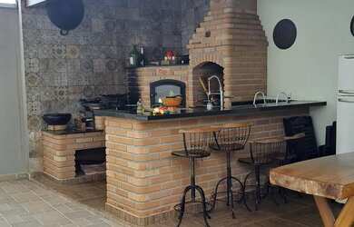 Imagem: A casa possui 2 Dormitórios, 2 Banheiros, 2 Vagas na garagem