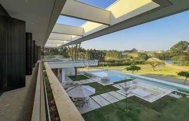 Imagem: A casa em condomínio possui 5 Dormitórios, 3 Banheiros, 4