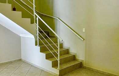 Imagem: A casa possui 3 Dormitórios, 2 Banheiros, 2 Vagas na garagem