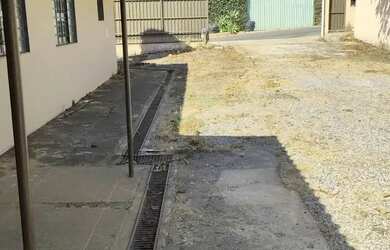 Imagem: A casa possui 3 Dormitórios, 2 Banheiros, 5 Vagas na garagem