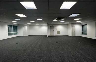 Imagem: O depósito possui 5 Vagas na garagem e 162m² de Área e está