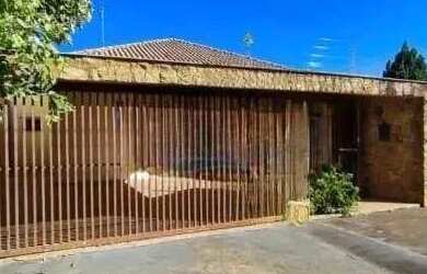 Imagem: A casa possui 3 Dormitórios, 2 Banheiros, 3 Vagas na garagem