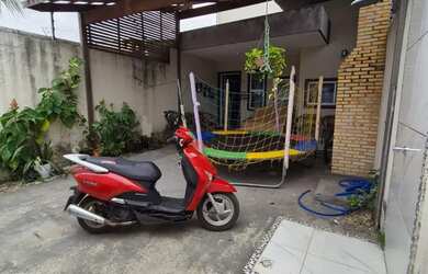 Imagem: A casa possui 3 Dormitórios, 2 Banheiros, 1 Vaga na garagem