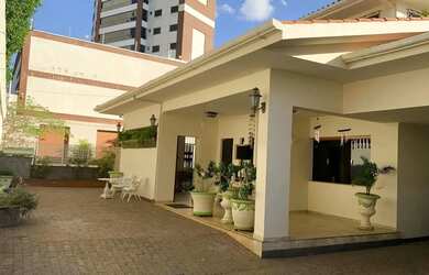 Imagem: A casa possui 5 Dormitórios, 5 Banheiros, 5 Vagas na garagem