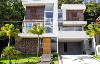 Imagem: A casa em condomínio possui 4 Dormitórios, 5 Banheiros, 4