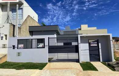 Imagem: A casa possui 3 Dormitórios, 2 Banheiros, 2 Vagas na garagem