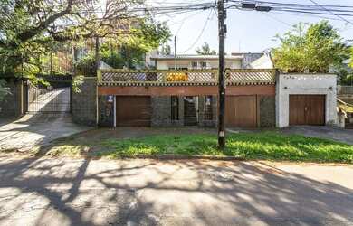 Imagem: A casa possui 2 Dormitórios, 2 Banheiros, 2 Vagas na garagem