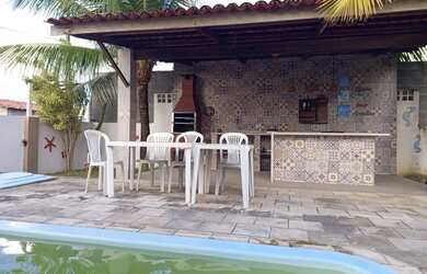 Imagem: A casa possui 3 Dormitórios, Acomodam 10 pessoas, 2 Vagas na