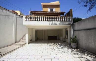 Imagem: A casa possui 3 Dormitórios, 2 Banheiros, 4 Vagas na garagem