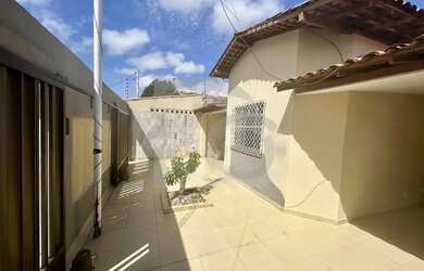 Imagem: A casa possui 3 Dormitórios, 2 Banheiros, 2 Vagas na garagem