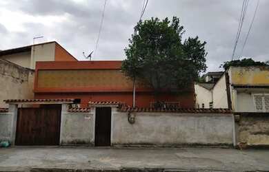 Imagem: A casa possui 3 Dormitórios, 1 Banheiro, 3 Vagas na garagem