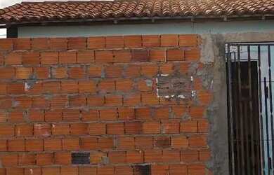 Imagem: A casa possui 2 Dormitórios, 1 Banheiro, 1 Vaga na garagem