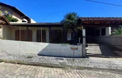 Imagem: A casa possui 4 Dormitórios, 5 Banheiros, 4 Vagas na garagem