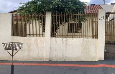 Imagem: A casa possui 5 Dormitórios, 3 Banheiros, 200m² de Área e