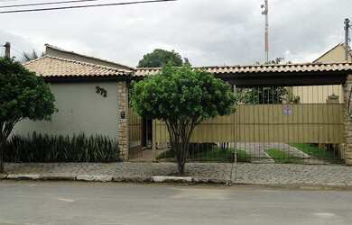 Imagem: A casa possui 5 Dormitórios, 5 Banheiros, 3 Vagas na garagem